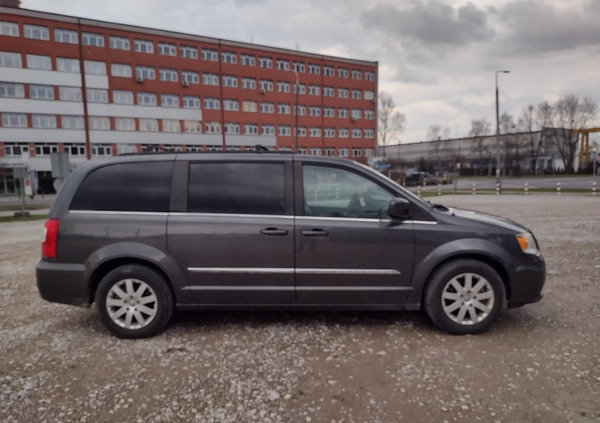 Chrysler Town &amp; Country cena 43500 przebieg: 150000, rok produkcji 2016 z Legionowo małe 37